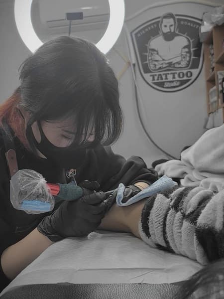 '사무용 잉크'로 위장해야 했던 날들... 타투이스트 해류 씨의 "이제는 말할 수 있다"